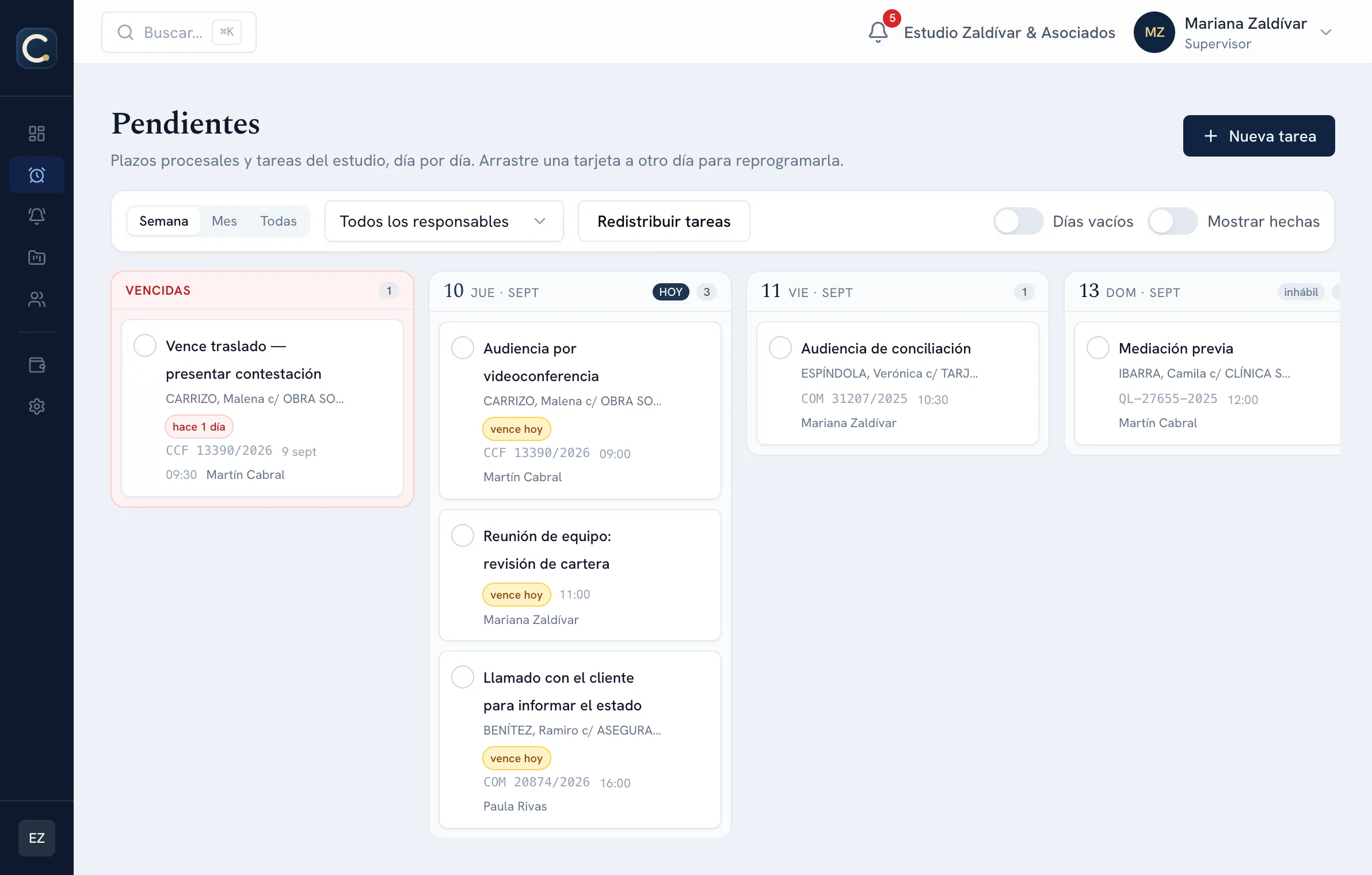 Tablero de Pendientes de Causa App con tareas agrupadas en vencidas y por día hábil, con su expediente y responsable.