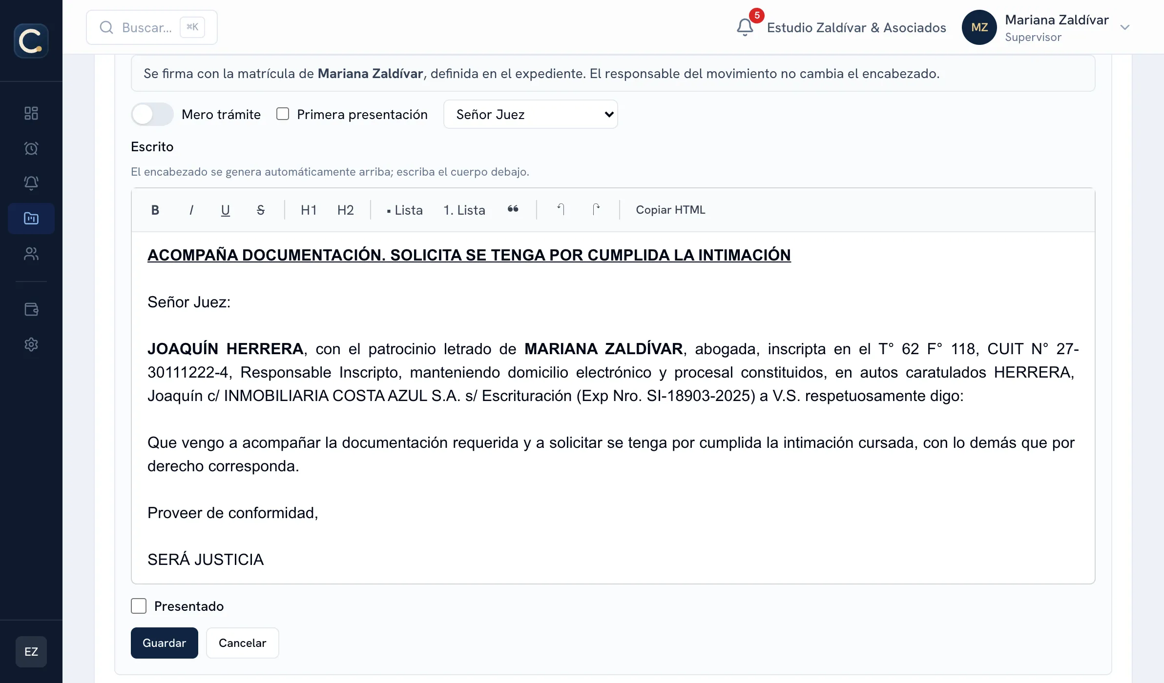 Editor de escrito de Causa App: el encabezado generado con el cliente, la matrícula con la que se firma, la carátula y el expediente, el selector de salutación y el cierre «Proveer de conformidad / SERÁ JUSTICIA» ya puesto.