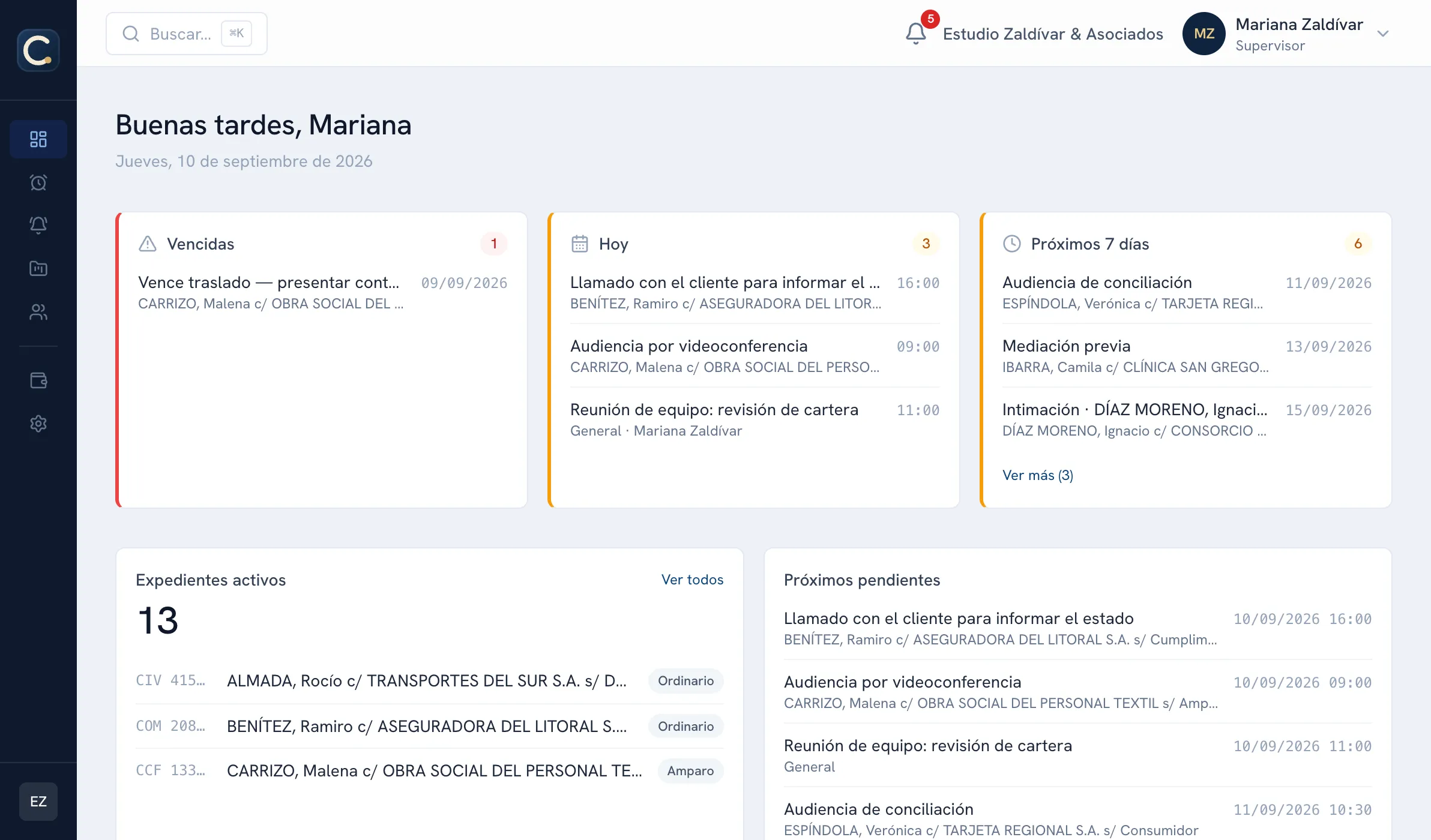 Pantalla de inicio de Causa App: lo vencido, lo que vence hoy y los próximos siete días, con los expedientes activos y los pendientes que siguen.